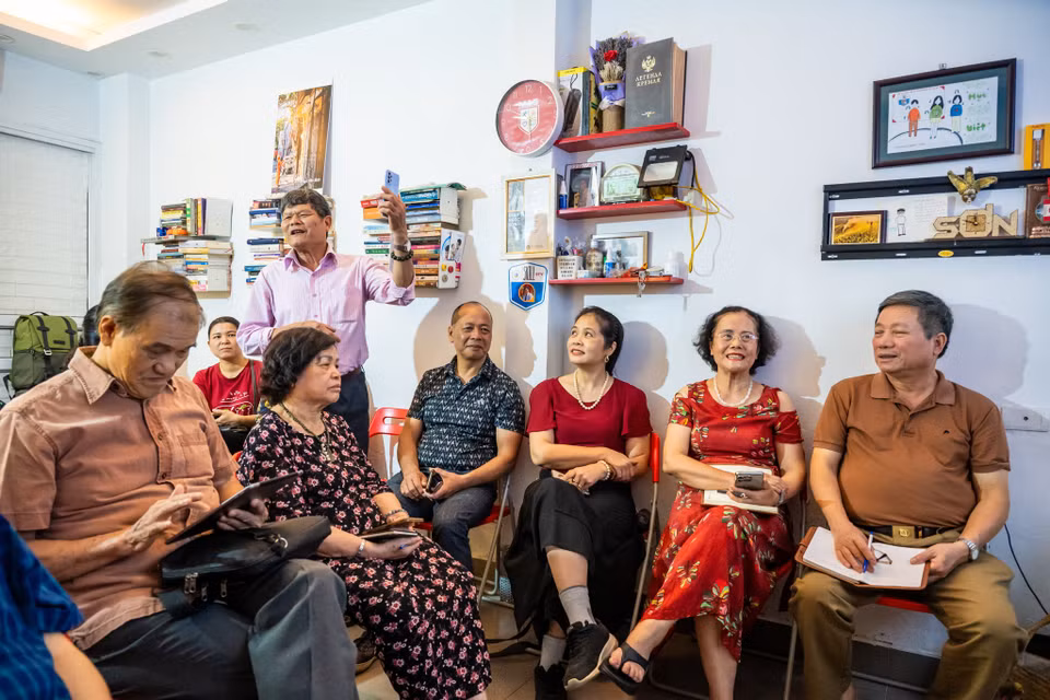 Ông Phạm Văn Hùng (người dân sống ở phố Nguyễn Phong Sắc, Hà Nội) hào hứng chia sẻ: "Tôi khi nghe thấy thầy Sơn tổ chức lớp học AI, ban đầu cũng chưa hiểu rõ là học cái gì, bởi thói quen của tôi trước đến nay đều chỉ biết đến việc tra cứu trên Google. Nhưng sau khi học, những thứ cần tìm hiểu giờ đây có thể được Chatbot GPT, Gemini giải đáp nhanh chóng." (Ảnh: Minh Sơn/Vietnam+)