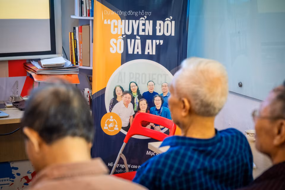 Lớp học của thầy Sơn có đủ thành phần: học viên cao tuổi nhất 85 tuổi, người trẻ nhất cũng ngoài 60. Những người tưởng như đã "gác lại" việc học nay háo hức cầm điện thoại thông minh, tập làm quen với giao diện ứng dụng, học cách bảo mật thông tin cá nhân, và đặc biệt là hiểu được lợi ích của các nền tảng AI và chuyển đổi số trong đời sống hằng ngày. (Ảnh: Minh Sơn/Vietnam+)