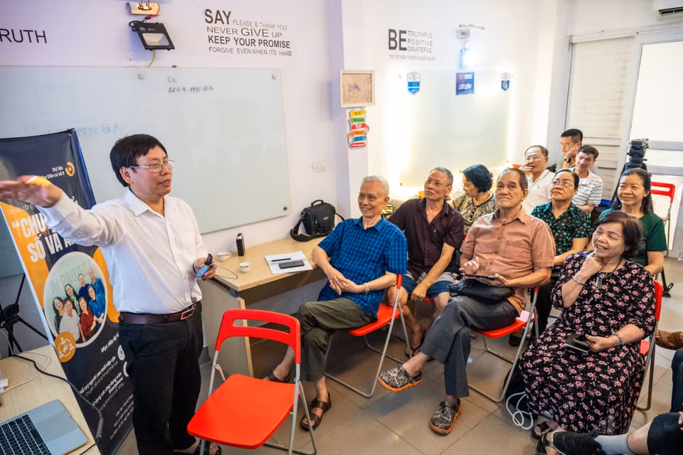 Sau những thành công bước đầu, dự án của thầy Sơn bắt đầu lan tỏa. Nhiều địa phương đã chủ động mời ông đến chia sẻ mô hình lớp học, thậm chí bày tỏ mong muốn nhân rộng cách làm này. Không chỉ dừng lại ở lớp học trực tiếp, thầy Sơn còn đang ấp ủ xây dựng một nền tảng học trực tuyến dành riêng cho người cao tuổi, để dù ở xa, họ vẫn có thể tiếp cận được kiến thức công nghệ một cách dễ dàng. (Ảnh: Minh Sơn/Vietnam+)