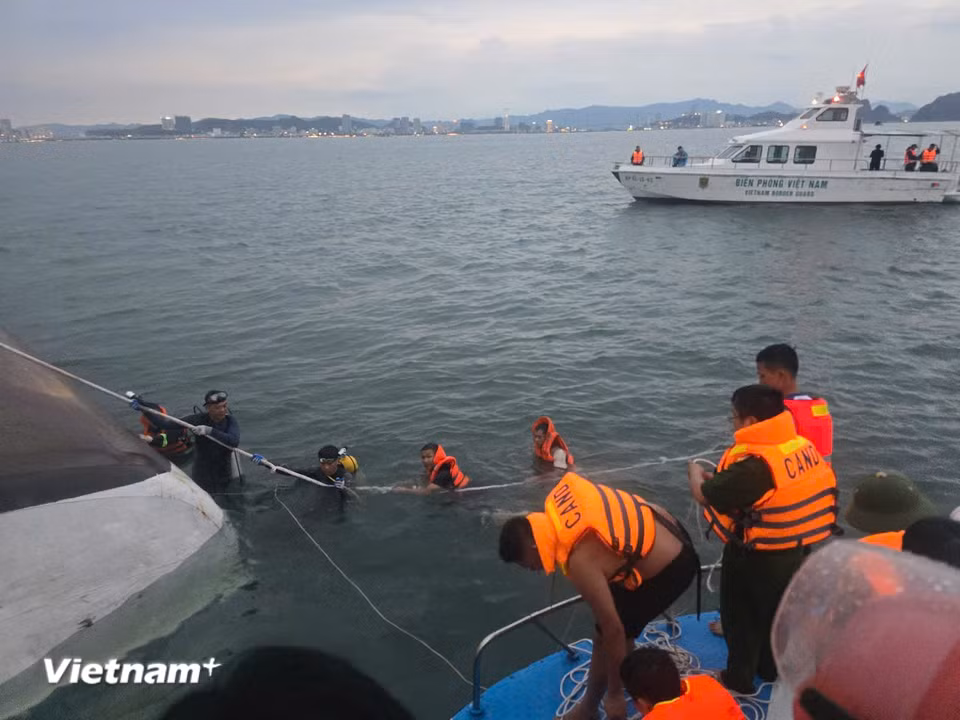 Thợ lặn của lực lượng cứu hộ đang tìm kiếm người sống sót.