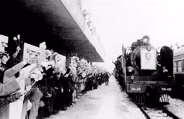 Chuyến tàu Thống Nhất đầu tiên khởi hành tại ga Hà Nội ngày 31/12/1976. (Ảnh: TTXVN phát)