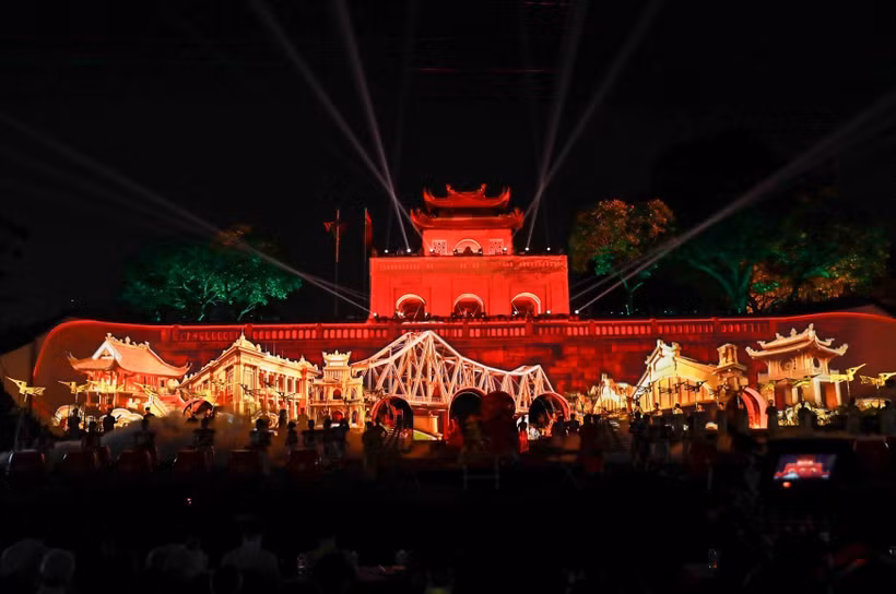 Các màn trình diễn 3D mapping tại chương trình khai mạc Lễ hội tại Hoàng thành Thăng Long. (Ảnh: Khánh Hoà/TTXVN)