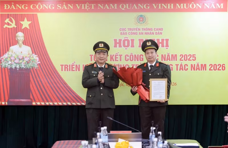 Thừa uỷ quyền của lãnh đạo Bộ Công an, Thiếu tướng Đỗ Triệu Phong trao Quyết định về việc phân công Đại tá Nguyễn Thanh Bình giữ chức vụ Tổng Biên tập Báo Công an nhân dân. (Ảnh: Khổng Hà)