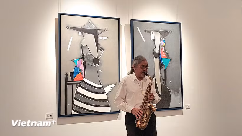 Nghệ sỹ Quyền Văn Minh chơi saxophone tại một sự kiện nghệ thuật. Ông là một trong những người đặt nền móng cho Jazz Việt Nam. (Ảnh: Minh Thu/Vietnam+)