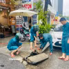 Ban chỉ huy quân sự phường Hải Châu (trung tâm Đà Nẵng) khẩn trương nạo vét, khơi thông cống rãnh. (Ảnh: PV/Vietnam+)