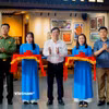 Ông Phan Kiều Hưng (giữa), Giám đốc Cảng hàng không quốc tế Đà Nẵng cùng đại diện các các đơn vị liên quan cắt băng khai trương hệ thống mới. (Ảnh: Thanh Phong/Vietnam+)