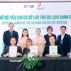 Chi hội Khách sạn Đà Nẵng và các cơ sở lưu trú ký cam kết đồng hành thực hiện Bộ tiêu chí cơ sở lưu trú du lịch xanh Đà Nẵng. (Ảnh: PV/Vietnam+)