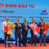 Trao quyết định đầu tư cho các nhà đầu tư Khu thương mại tự do Đà Nẵng. (Ảnh: Thanh Phong/Vietnam+)