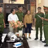Công an đọc lệnh tạm giữ 2 trong 3 đối tượng vận chuyển, buôn bán động vật quý hiếm. (Ảnh: Công an Đà Nẵng cung cấp)