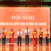 Ủy viên Trung ương Đảng, Bí thư Thành ủy Đà Nẵng Lê Ngọc Quang và Phó Bí thư Thường trực Thành ủy Nguyễn Đình Vĩnh trao quyết định cho các cán bộ. (Ảnh: Thanh Phong/Vietnam+)
