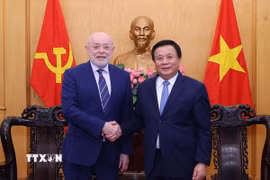 Ông Nguyễn Xuân Thắng tiếp ông Mikhail Efimovich Fradkov, Giám đốc Viện Nghiên cứu chiến lược Liên bang Nga. (Ảnh: Văn Điệp/TTXVN)