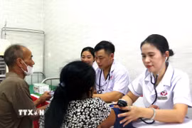 Thăm khám miễn phí cho người dân. (Ảnh: Văn Tý/TTXVN)