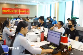Người dân đến làm thủ tục hành chính tại Trung tâm phục vụ hành chính công xã Đông Anh (Hà Nội). (Ảnh: Quốc Lũy/TTXVN)