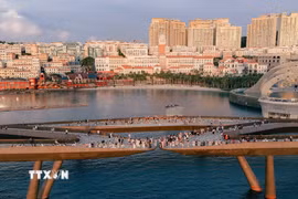 Du khách chụp ảnh lưu niệm, chờ ngắm hoàng hôn trên Cầu Hôn, Đặc khu Phú Quốc. (Ảnh: TTXVN phát)
