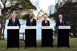 (Từ trái sang): Bộ trưởng Quốc phòng Australia Richard Marles, Bộ trưởng Ngoại giao Anh David Lammy, Bộ trưởng Ngoại giao Australia Penny Wong và Bộ trưởng Quốc phòng Anh John Healey tại một cuộc họp báo ở Sydney ngày 25/7. (Ảnh: Reuters)