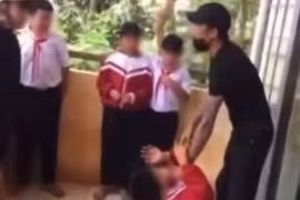 Người đàn ông túm cổ áo, liên tục dọa nạt một học sinh. (Ảnh chụp màn hình)