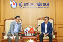 Ông Lê Quốc Minh, Ủy viên Trung ương Đảng, Tổng Biên tập Báo Nhân Dân, Phó Trưởng ban Tuyên giáo và Dân vận Trung ương, Chủ tịch Hội Nhà báo Việt Nam và ông Park Jong Hyun, Chủ tịch Hội Nhà báo Hàn Quốc trao đổi tình hình công tác và tình hình báo chí của hai nước. (Ảnh: Sơn Hải/Vietnam+)