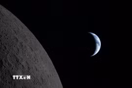 Hình ảnh Mặt Trăng (trái) và Trái Đất nhìn từ tàu vũ trụ Orion trong sứ mệnh Artemis II, ngày 6/4/2026. (Ảnh: THX/TTXVN)