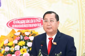 Ông Phạm Quang Chiến, Phó Bí thư Thường trực Đảng ủy xã Trung Hiệp, tỉnh Vĩnh Long góp ý Dự thảo Văn kiện Đại hội XIV của Đảng. (Ảnh: Phạm Minh Tuấn/TTXVN)