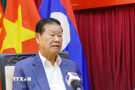 Ông Somsavath Lengsavad, nguyên Ủy viên Bộ Chính trị, nguyên Phó Thủ tướng Chính phủ Lào chia sẻ với phóng viên TTXVN tại Lào. (Ảnh: Xuân Tú/TTXVN)