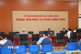 Hoạt động tại Trung tâm phục vụ hành chính công xã Long Hưng (Hưng Yên). (Ảnh: Thu Hoài/TTXVN)