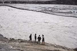 Mưa lớn gây lũ lụt nghiêm trọng, ít nhất 68 người chết ở Ấn Độ và Nepal