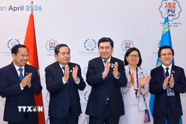 Chủ tịch Quốc hội Trần Thanh Mẫn hội kiến Chủ tịch Hạ viện Kazakhstan Yerlan Koshanov. (Ảnh: Doãn Tấn/TTXVN)