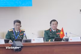 Thứ trưởng Bộ Quốc phòng, Thượng tướng Hoàng Xuân Chiến (phải) tại Phiên họp. (Ảnh: Kiều Trinh/Vietnam+)