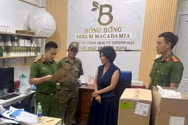 Cơ quan Cảnh sát điều tra Công an tỉnh Đắk Lắk thi hành lệnh khám xét khẩn cấp đối với bị can Nguyễn Thị Lựu. (Nguồn: Trang thông tin điện tử Công an tỉnh Đắk Lắk)