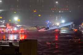 Chiếc máy bay Air Canada Express bị hư hỏng nặng với phần mũi bị gãy tại sân bay LaGuardia. (Nguồn: The New York Times)