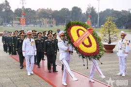 Đoàn đại biểu Quân ủy Trung ương, Bộ Quốc phòng dâng hoa, vào Lăng viếng Chủ tịch Hồ Chí Minh. (Ảnh: Báo Quân đội Nhân dân)