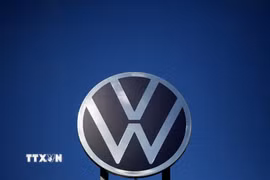 Biểu tượng hãng Volkswagen tại trụ sở ở Wolfsburg, Đức. (Ảnh: AFP/TTXVN)