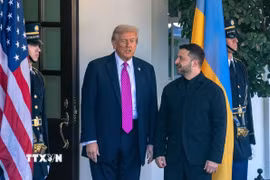 Tổng thống Mỹ Donald Trump (thứ 2, trái) trong cuộc gặp Tổng thống Ukraine Volodymyr Zelensky (phải) tại Nhà Trắng ở Washington, D.C., ngày 17/10/2025. (Nguồn: THX/TTXVN)
