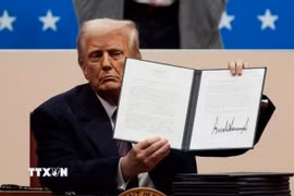 Tân Tổng thống Mỹ Donald Trump ký sắc lệnh sau lễ nhậm chức tại Washington, DC ngày 20/1/2025. (Ảnh: Getty Images/TTXVN)