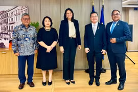 Đại sứ các nước ASEAN chụp ảnh chung với Bộ trưởng Lao động Hy Lạp Niki Kerameus. (Ảnh: TTXVN phát)