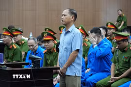Các bị cáo khai báo tại phiên tòa. (Ảnh: Kim Anh/TTXVN)