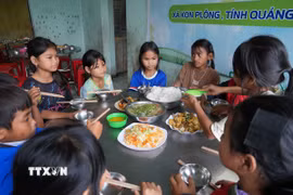 Học sinh Trường Phổ thông Dân tộc bán trú Tiểu học Kon Plông, xã Kon Plông, tỉnh Quảng Ngãi vui vẻ bên bữa ăn bán trú đảm bảo an toàn, chất lượng. (Ảnh: Dư Toán/TTXVN)