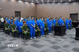 Các bị cáo khai báo tại phiên tòa. (Ảnh: Kim Anh/TTXVN)