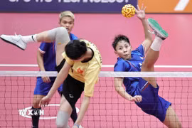 Màn tranh tài của các vận động viên Việt Nam và Philippines trong trận chung kết nội dung đôi nữ, môn Cầu mây tại ASIAD 2026, ngày 29/9. (Ảnh: THX/TTXVN phát)