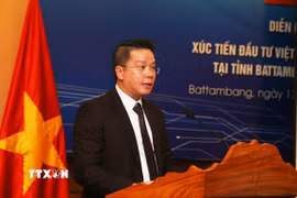 Ông Trần Tuấn Anh, Tổng Lãnh sự Việt Nam tại Battambang phát biểu khai mạc diễn đàn. (Ảnh: Minh Hưng/TTXVN)