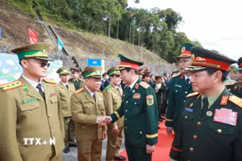 Các đại biểu Quốc phòng Lào đón Đại tướng Phan Văn Giang và các thành viên đoàn Việt Nam sang dự giao lưu. (Ảnh: Trọng Đức/TTXVN)