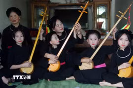 Các thành viên nhỏ tuổi của Câu lạc bộ Hát Then - đàn Tính cội nguồn của Tuyên Quang. (Ảnh: Quang Cường/TTXVN)