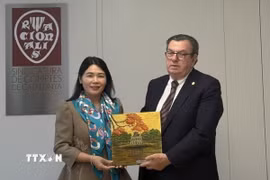 Phó Tổng KTNN Hà Thị Mỹ Dung tặng quà lưu niệm cho ông Miquel Salazar Canalda, Chủ tịch Cơ quan Kiểm toán vùng Catalonia. (Ảnh: TTXVN phát)