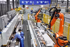 Công nhân làm việc tại nhà máy ở Cáp Nhĩ Tân, tỉnh Hắc Long Giang, Trung Quốc. (Ảnh: THX/TTXVN)