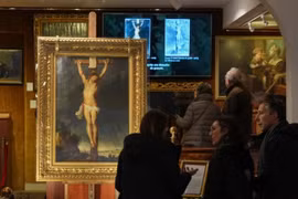 Bức tranh mô tả cảnh Chúa Jesus bị đóng đinh trên thập giá của bậc thầy Baroque Peter Paul Rubens, bị thất lạc trong hơn 4 thế kỷ, đang được trưng bày tại nhà đấu giá Osenat ở Versailles, phía Tây Paris. (Ảnh: AP)