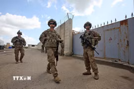 Binh sỹ Mỹ gác tại căn cứ không quân K1 ở tỉnh Kirkuk, miền Bắc Iraq ngày 29/3/2020. (Ảnh: France 24/TTXVN)