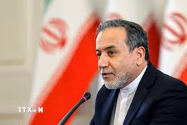 Ngoại trưởng Iran Abbas Araghchi phát biểu trong một cuộc họp báo. (Ảnh: IRNA/TTXVN)
