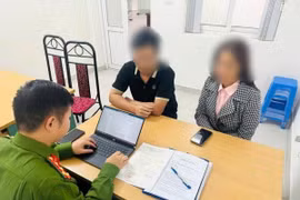 Công an làm việc với những người liên quan đến vụ việc. (Ảnh: Công an TP Hà Nội)