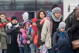 Người tị nạn xếp hàng tại ga xe lửa Passau, Đức. (Ảnh: Associated Press)