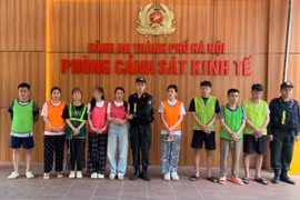 Các đối tượng tại cơ quan công an. (Ảnh: Công an Hà Nội)